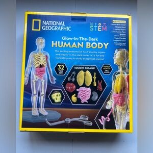 National Geographic Glow-In-The-Dark
Human Body: Science Kit & Activity Guide